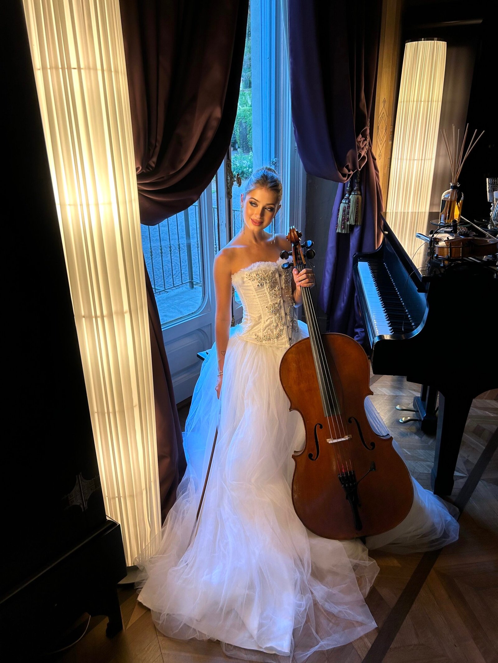 Giulia Gallazzi playing acoustic cello